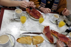 Tostada con jamon y café con leche