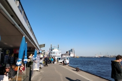 Hamburg - uitzicht op de Elbphilharmonie vanaf de St. Pauli-Landungsbrücken