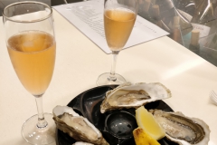 Mercat d'Olivar - champagne en oesters bij Ostras Cocedero