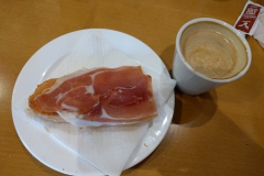 Spaans ontbijt - Cafe con leche en tostada con jamon