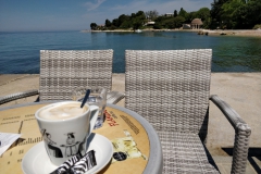 Koffie met uitzicht op Kolovare Beach en de put