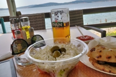 ćevapčići en šopska salata aan Kolovare Beach